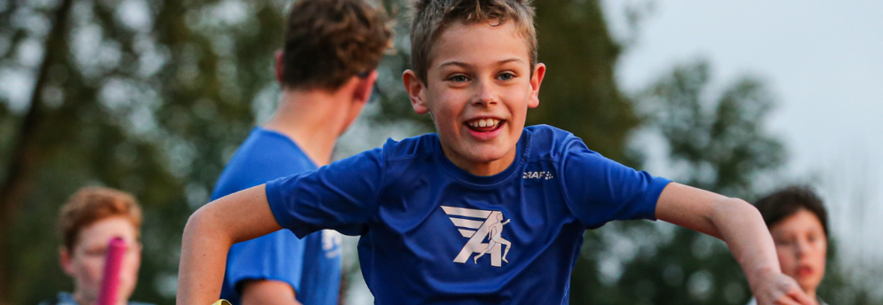 Een jongetje met een blauw shirt