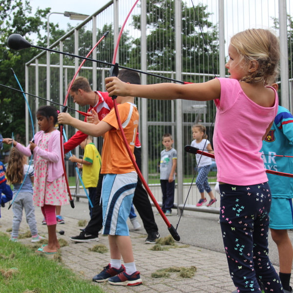 Kinderen die buiten Archery Attack spelen