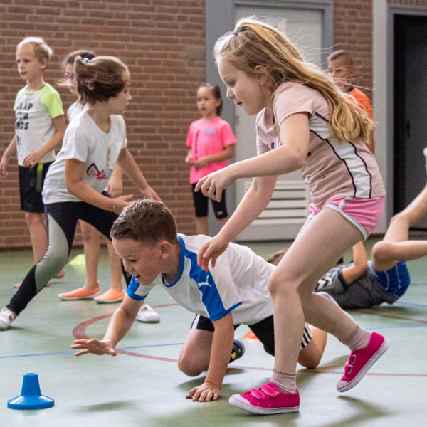 Spelende kinderen in een sportzaal