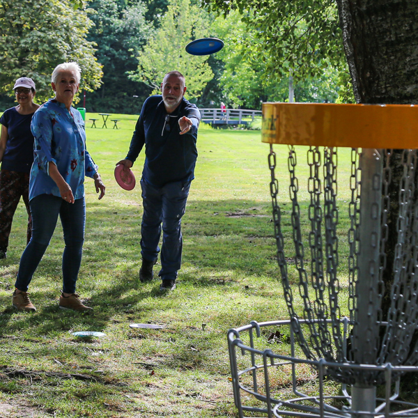 Ouderen van 55 jaar en ouder spelen disc golf in het park