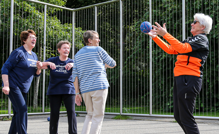 Vier dames die plezier hebben met bewegen met een bal